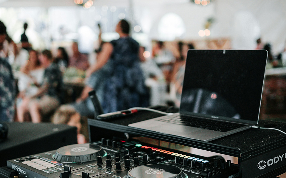 κονσόλα DJ, γάμος στο παρασκήνιο